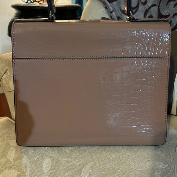 Beautiful pale pink Kate Spade handbag. Crocodile pattern with flip closure. - Picture 2 of 7